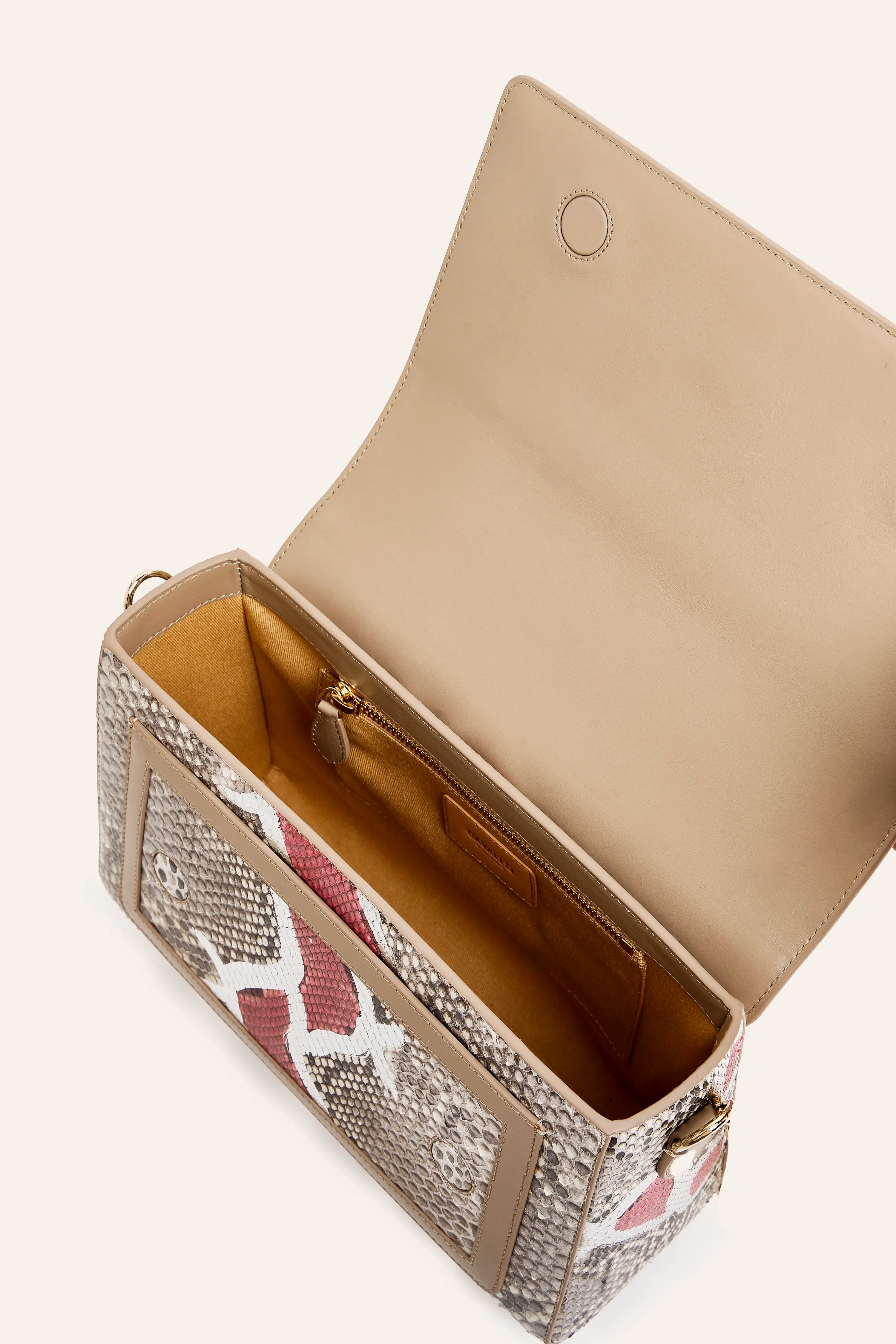 0038 WMN BAG