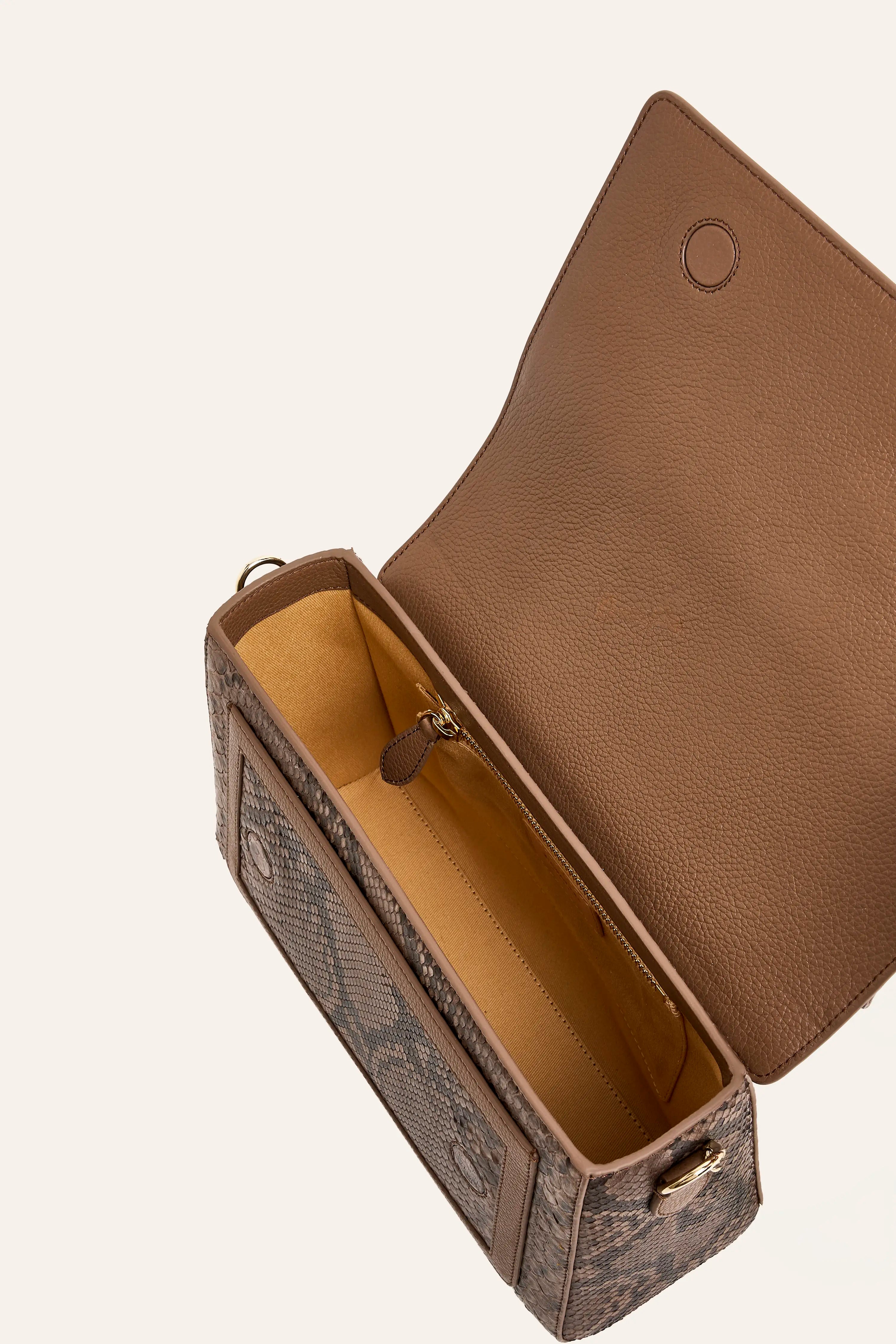 0038 WMN BAG