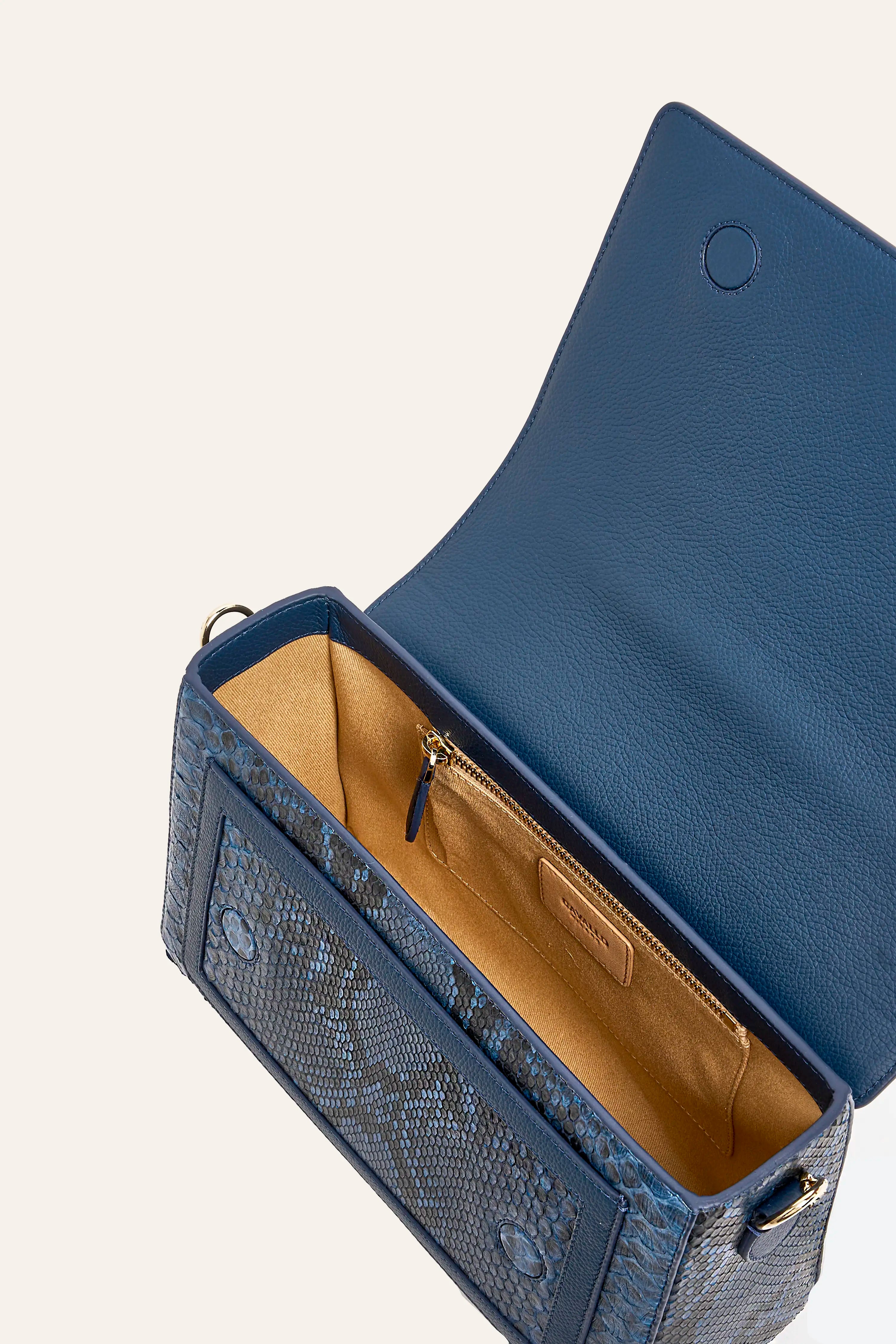 0038 WMN BAG